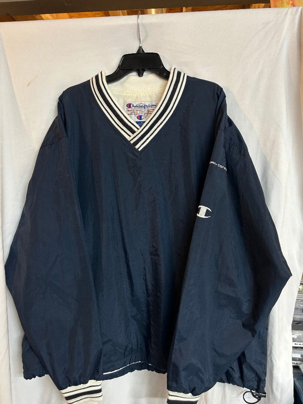 Men's CHAMPION V-Neck slip over Windbreaker Jacket in Navy - Like New!